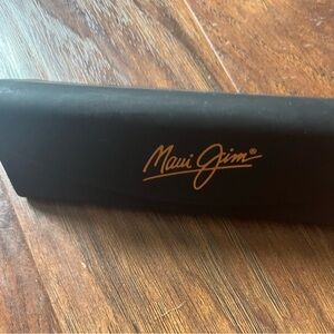 Maui Jim sunglass case black magnet close
